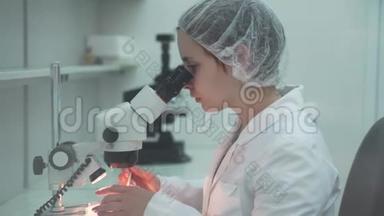 女科学家开始<strong>使用显微镜</strong>。 微生物学家看<strong>显微镜</strong>。 微生物实验室研究